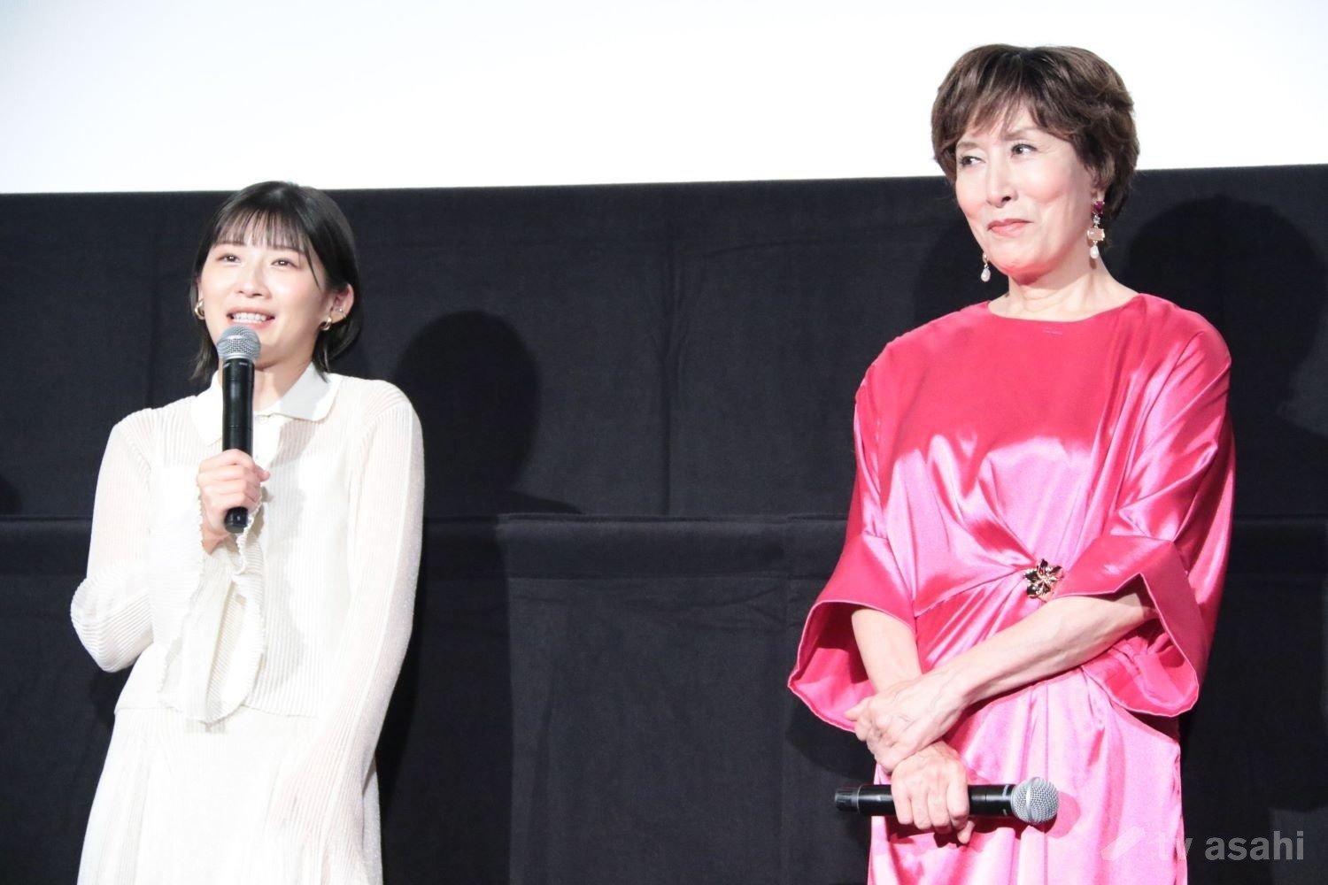 新婚の伊藤沙莉、夫と“キッチン飲み”したレシピ紹介！「1本丸々ペロっと」