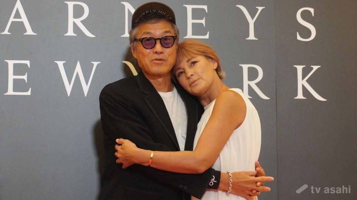 梅宮アンナ＆世継恭規氏、夫婦そろってイベント初登場！顔近づけハグショット披露