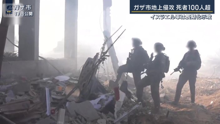がれきの中で展開する兵士