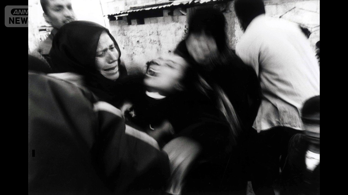 2001年、ガザ地区でイスラエルに狙撃され死亡した少年の葬儀（撮影：亀山亮さん）