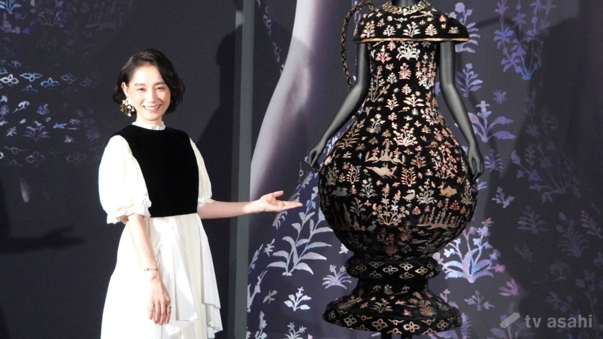 篠原ともえ「愛の物語を想像して、心が震えた」約1年かけてドレスを制作