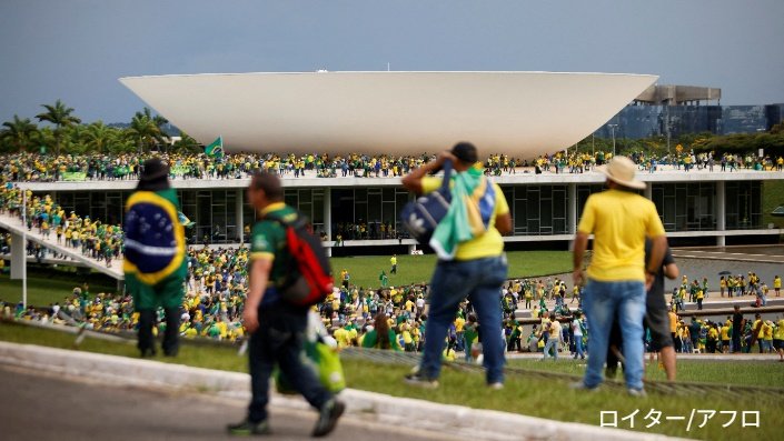 ブラジル連邦議会を襲撃するボルソナロ支持者　2023年1月8日