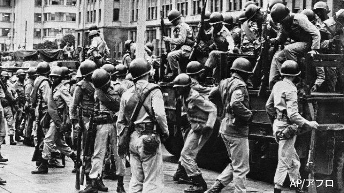 クーデター当日、戦争省に終結する兵士　リオデジャネイロ　1964年3月31日　