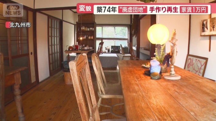 こだわりの雑貨や照明が飾られたオシャレなカフェ