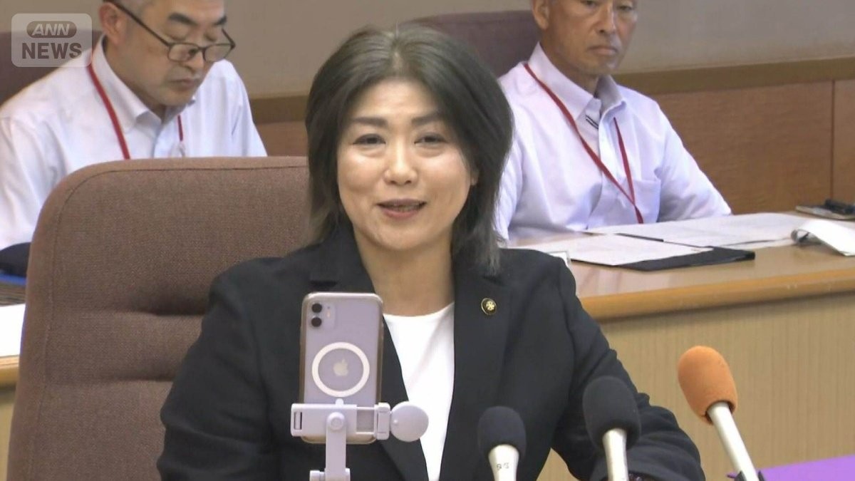 定例会見を自撮りする静岡・伊東市長　「学歴証明書の提出義務化」明らかに
