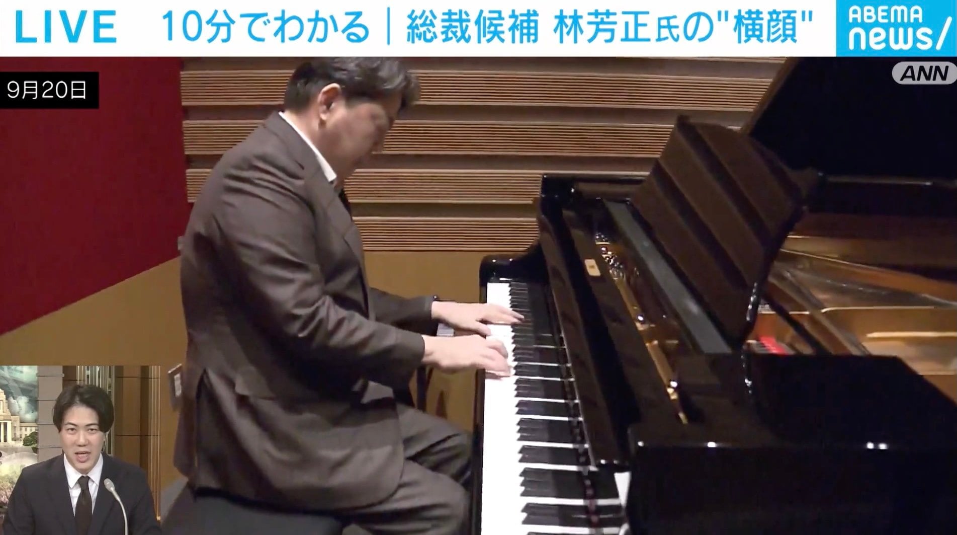 ピアノを演奏する林芳正氏