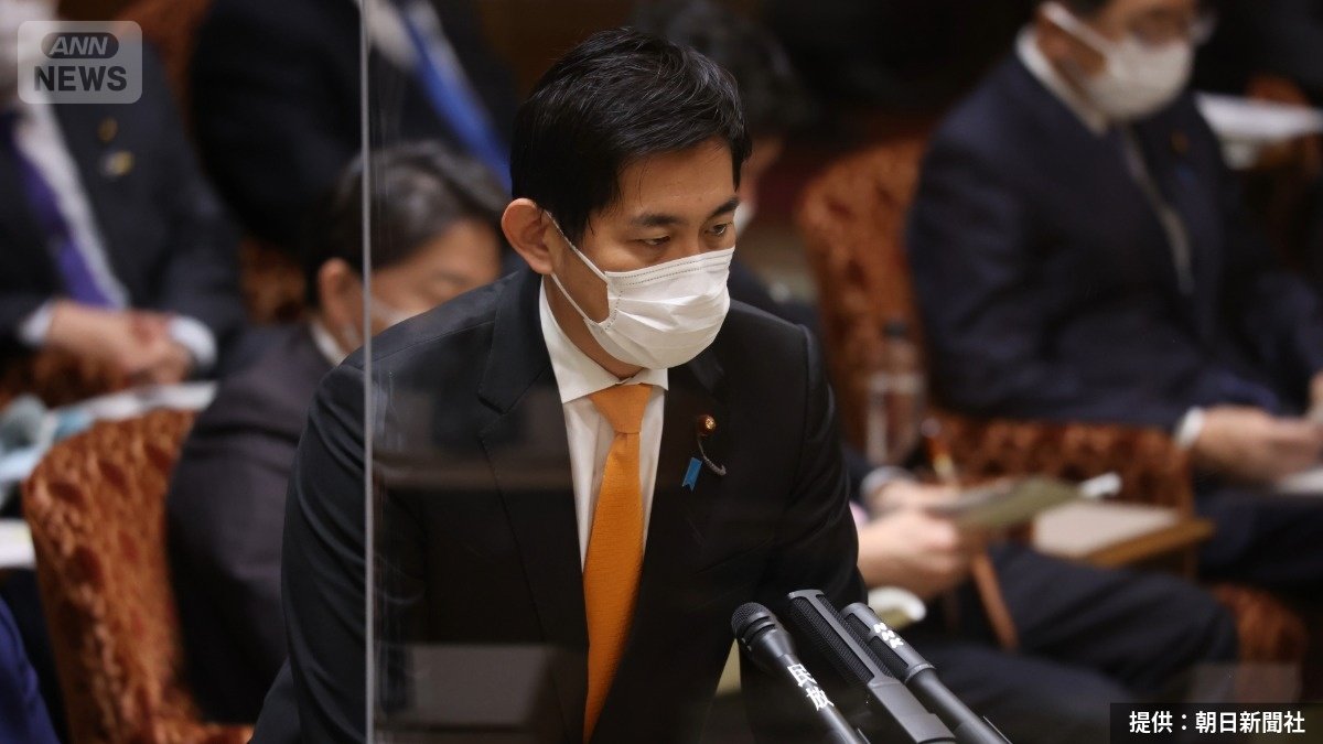 2021年12月、参院予算委員会で自民党の小野田紀美氏の質問に答弁する小林鷹之経済安保担当大臣（提供：朝日新聞社）