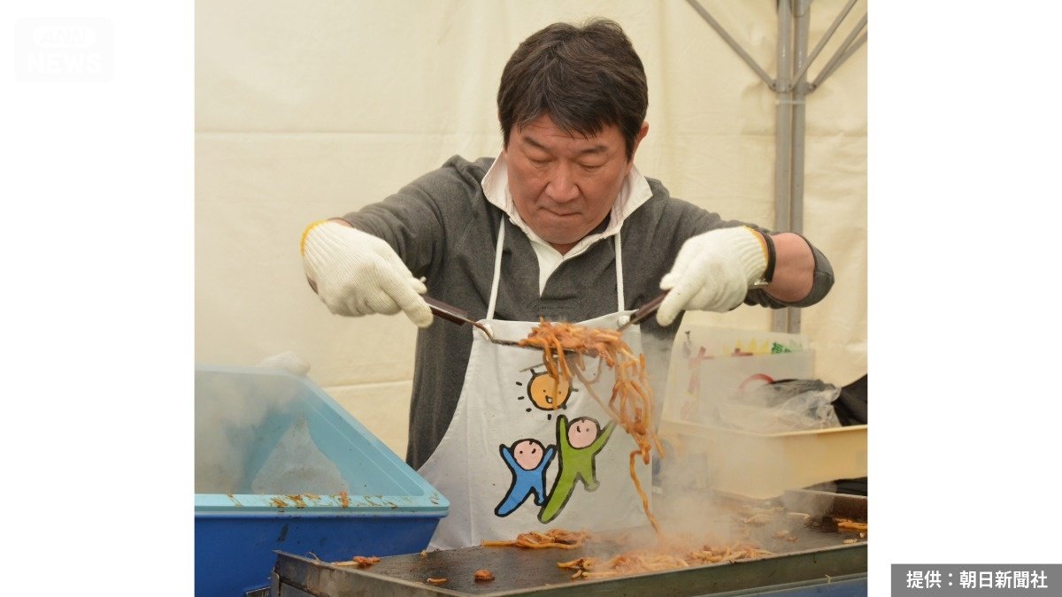 2015年3月、福島県浪江町名物の「なみえ焼きそば」を黙々と作り続ける茂木敏充選対委員長（提供：朝日新聞社）