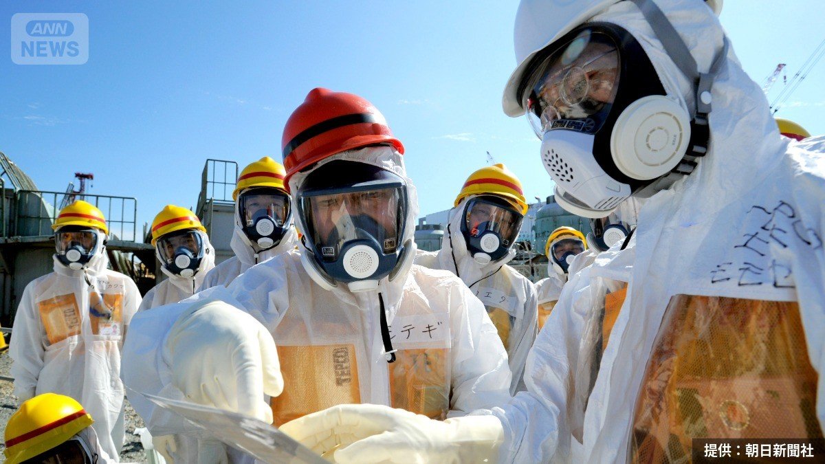 2013年8月、東京電力福島第一原発１、２号機の海側で行われている地下水汚染対策の現場を視察する茂木敏充経済産業大臣（提供：朝日新聞社）