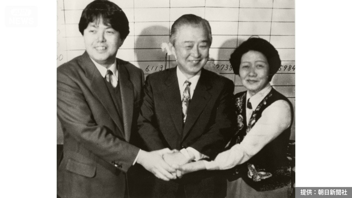1990年2月、父・義郎氏の衆院選当選を喜び、母・万里子さんとともに手を握る林芳正氏（提供：朝日新聞社）