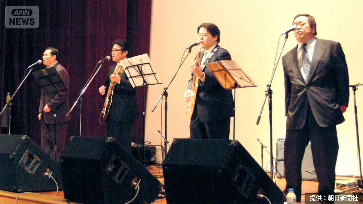 2006年4月、国会議員4人によるバンド「Gi!nz」で演奏する林芳正氏ら（提供：朝日新聞社）