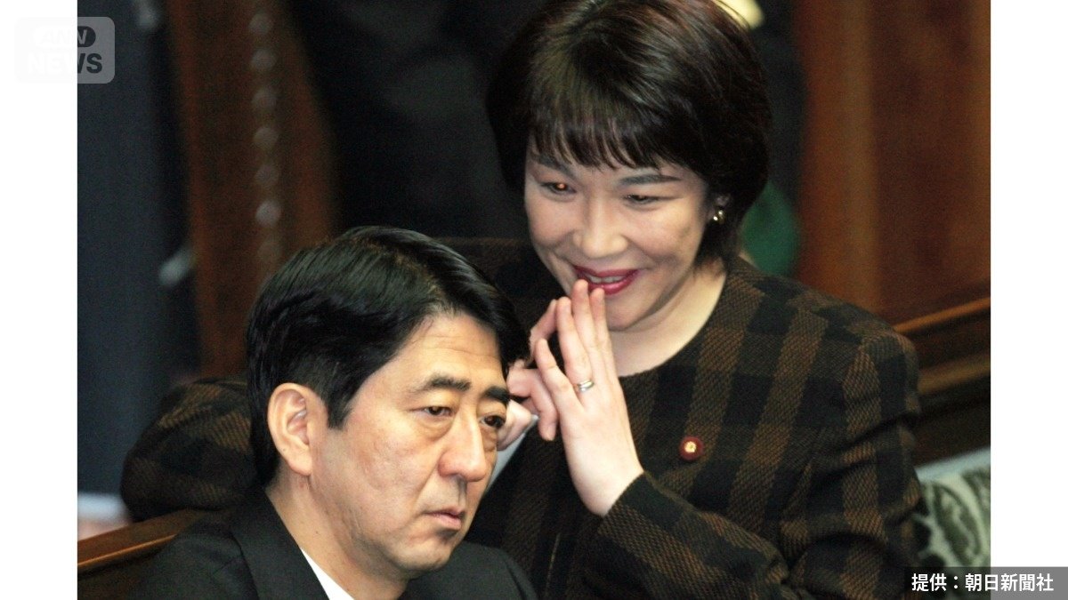 2007年1月、衆院本会議を前に安倍首相と話す高市早苗少子化問題担当大臣（提供：朝日新聞社）