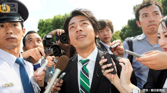 2009年9月、初登院し国会議事堂を見上げる小泉進次郎氏（提供：朝日新聞社）