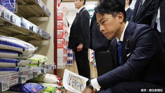 スーパー大手ライフのコメ売り場を視察する小泉進次郎農林水産大臣=2025年5月23日