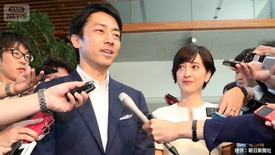 2019年8月、首相官邸で結婚を発表する小泉進次郎氏と滝川クリステルさん（提供：朝日新聞社）