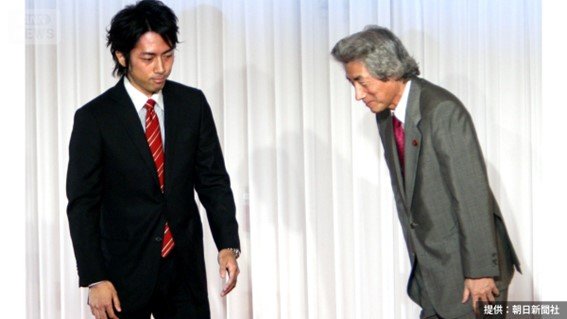 2008年９月、小泉純一郎元総理の引退表明を受け、支持者の前であいさつする小泉進次郎氏（提供：朝日新聞社）