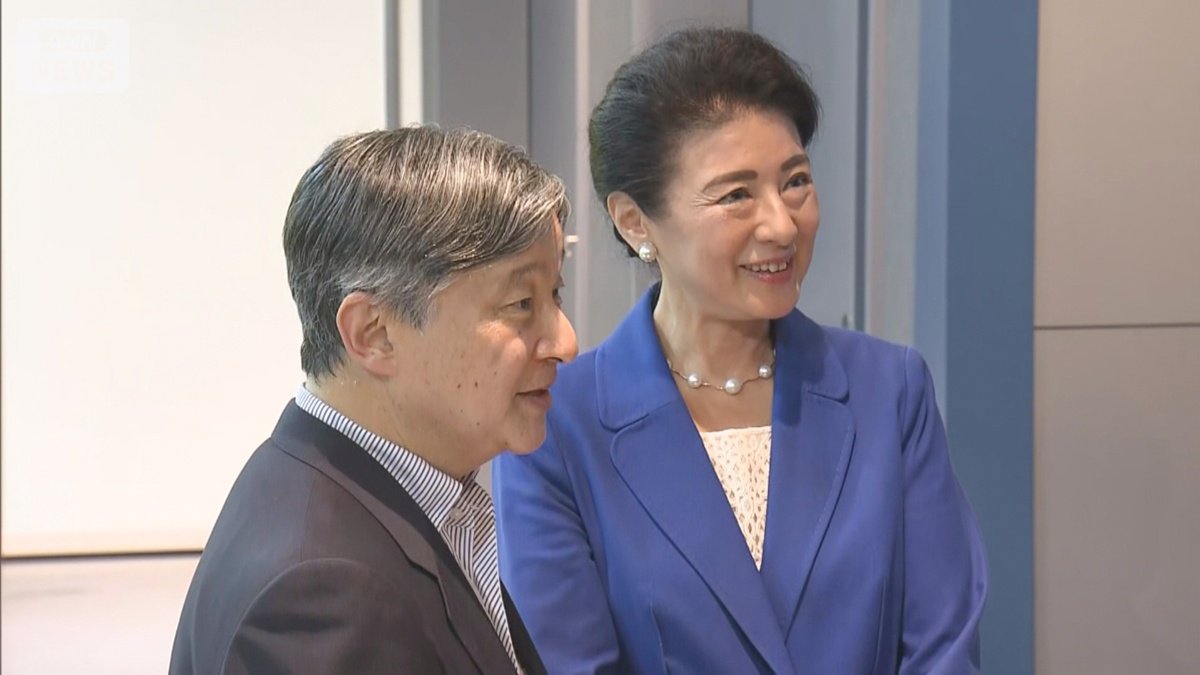 写真まとめ】雅子さまはブルーのスーツをお召しに 首元には白の