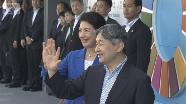 来場者からの呼びかけに笑顔で手を振る様子