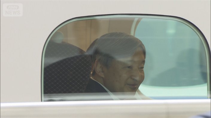 新幹線に乗り込まれた天皇皇后両陛下