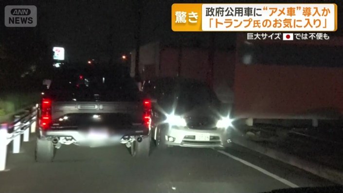 細い路地に入ると、かなり道路の幅ギリギリに