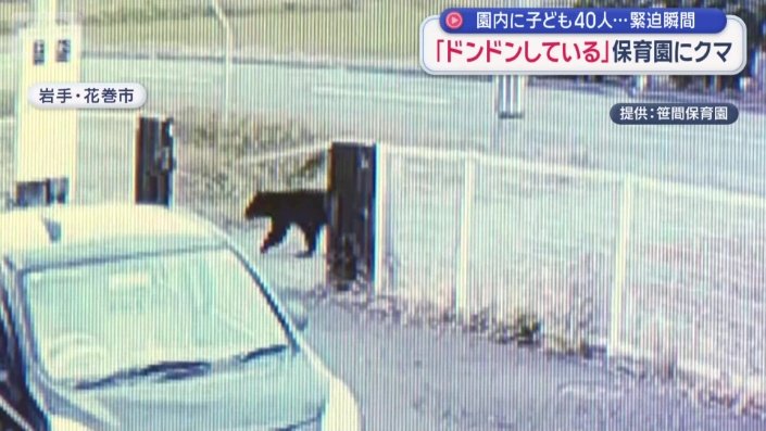 裏口から敷地に侵入する姿が