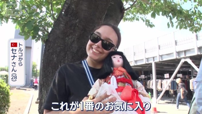 購入した日本人形とトルコから来た観光客