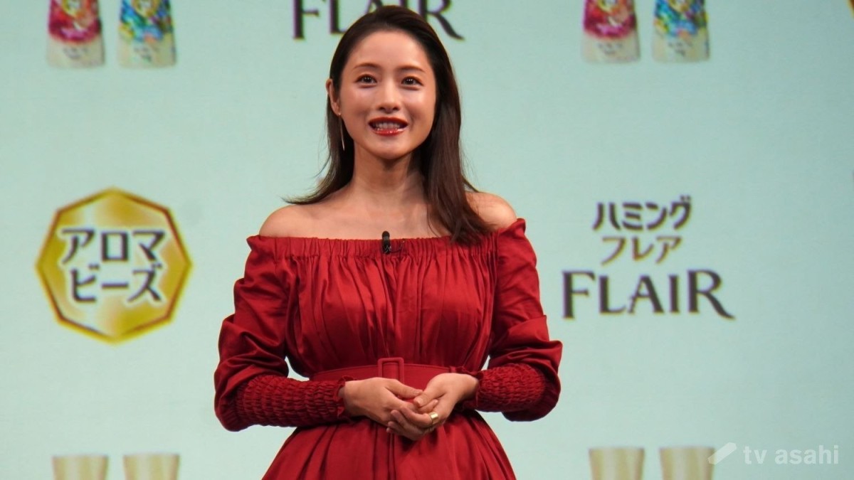 2児のママ・石原さとみ、洗たく物を片付ける時間も「共同作業のハッピーな時間に」