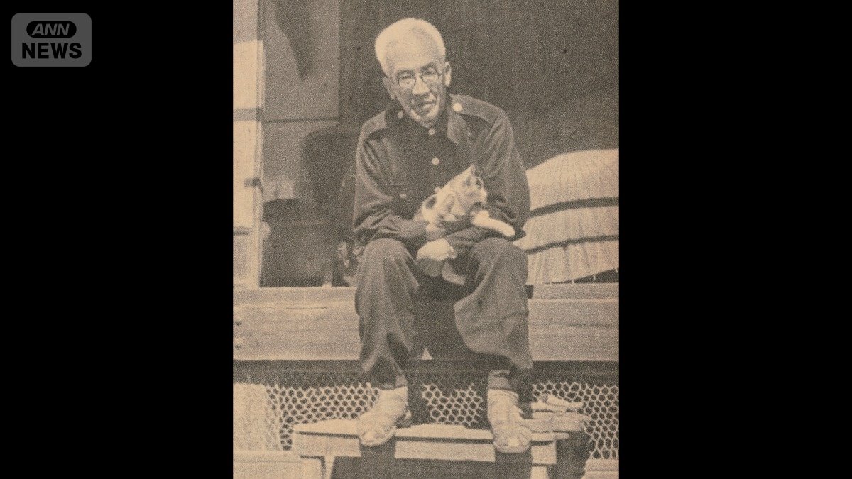 アサヒグラフ１９４５年１０月１６日号掲載　ネコを抱く画家の藤田嗣治氏（提供：朝日新聞社）