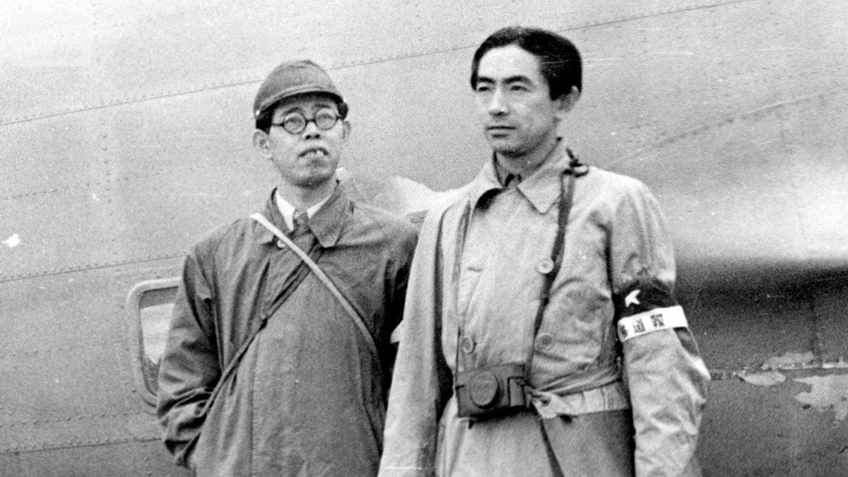 1941年5月17日撮影　従軍画家の猪熊源一郎（右）と佐藤敬（提供：朝日新聞社）