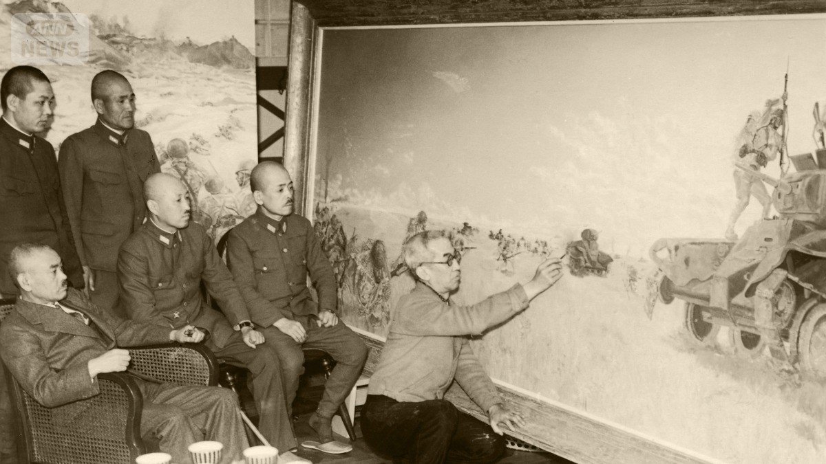 ノモンハン事件を描いた《哈爾哈河畔之戦闘》を検分する藤田嗣治ら（提供：朝日新聞社）