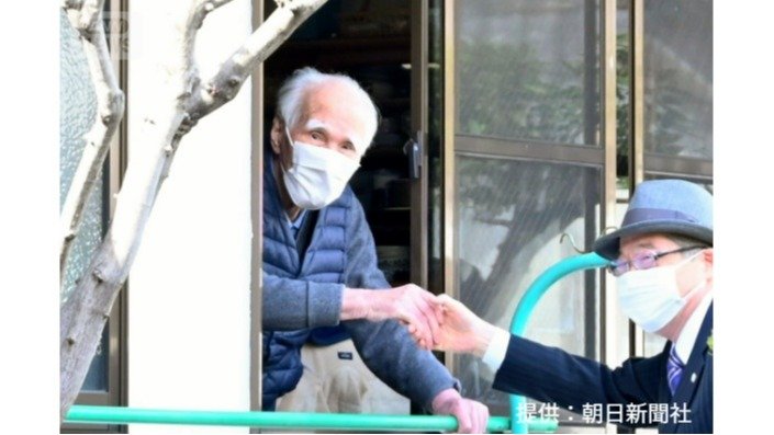 握手して来訪者を見送る村山さん（大分市・2024年2月）