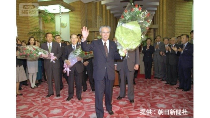 手を振って首相官邸を去る村山首相（1996年1月）