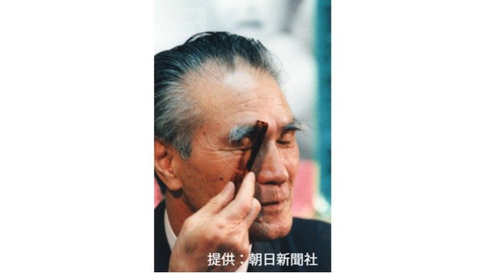 トレードマークの眉毛の手入れをする村山首相（1994年4月）