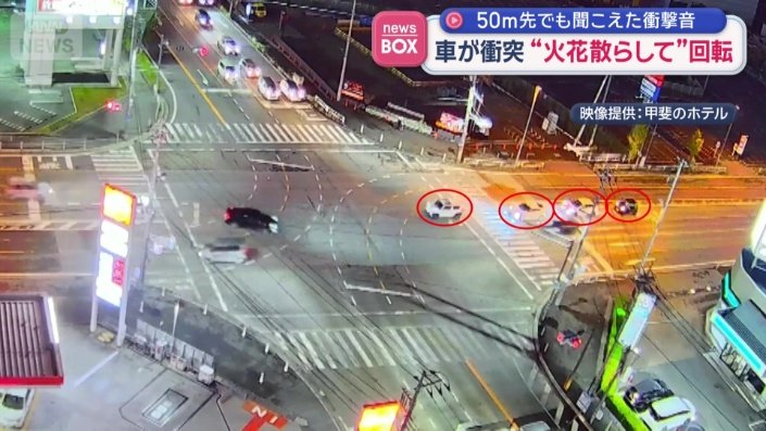 右折車が動き始めた時、直進車側の右折レーンには車が4台いた