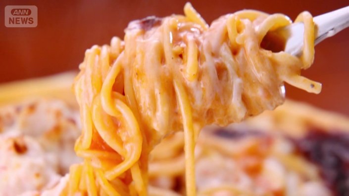 中を割ると海の幸が絡んだ濃厚なトマトパスタが…