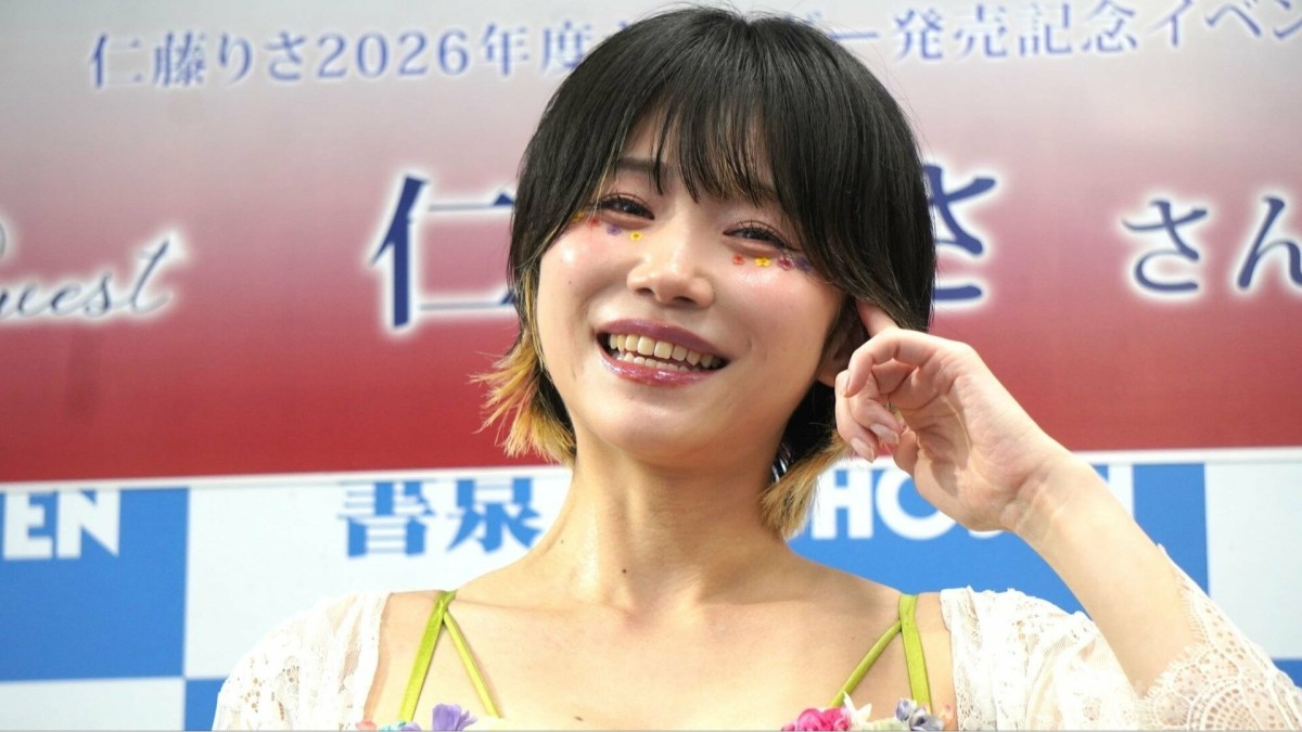 “謎の骨格美女”仁藤りさ、初のカレンダーを発売！「100点を超えて120点だと思います」