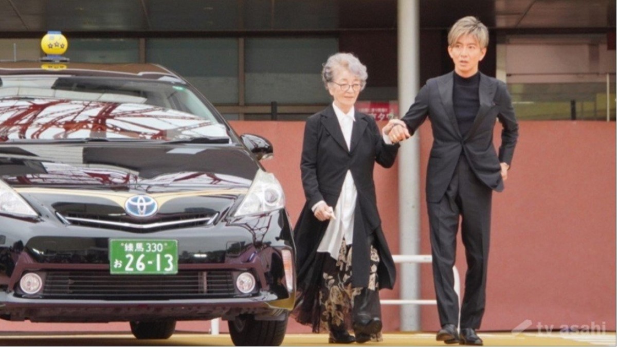 木村“タク”哉、助手席に倍賞千恵子乗せエスコート