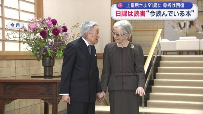 互いを支えあうようにつながれた手