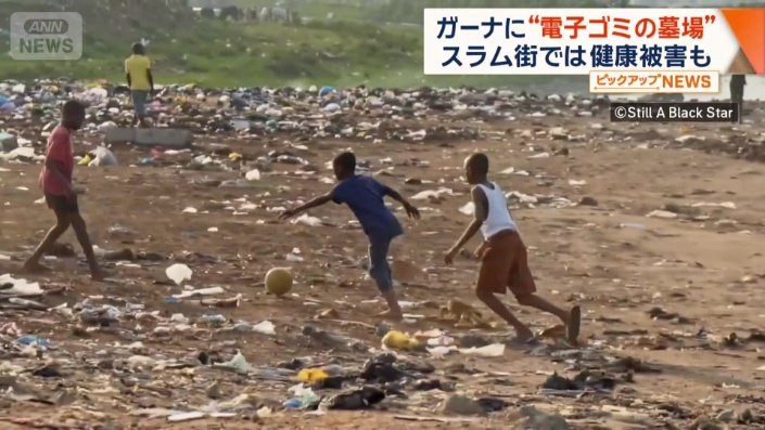 サッカーをする子どもの姿