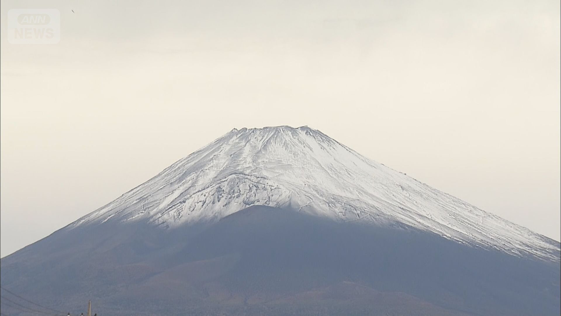 雪化粧した富士山 23日朝撮影