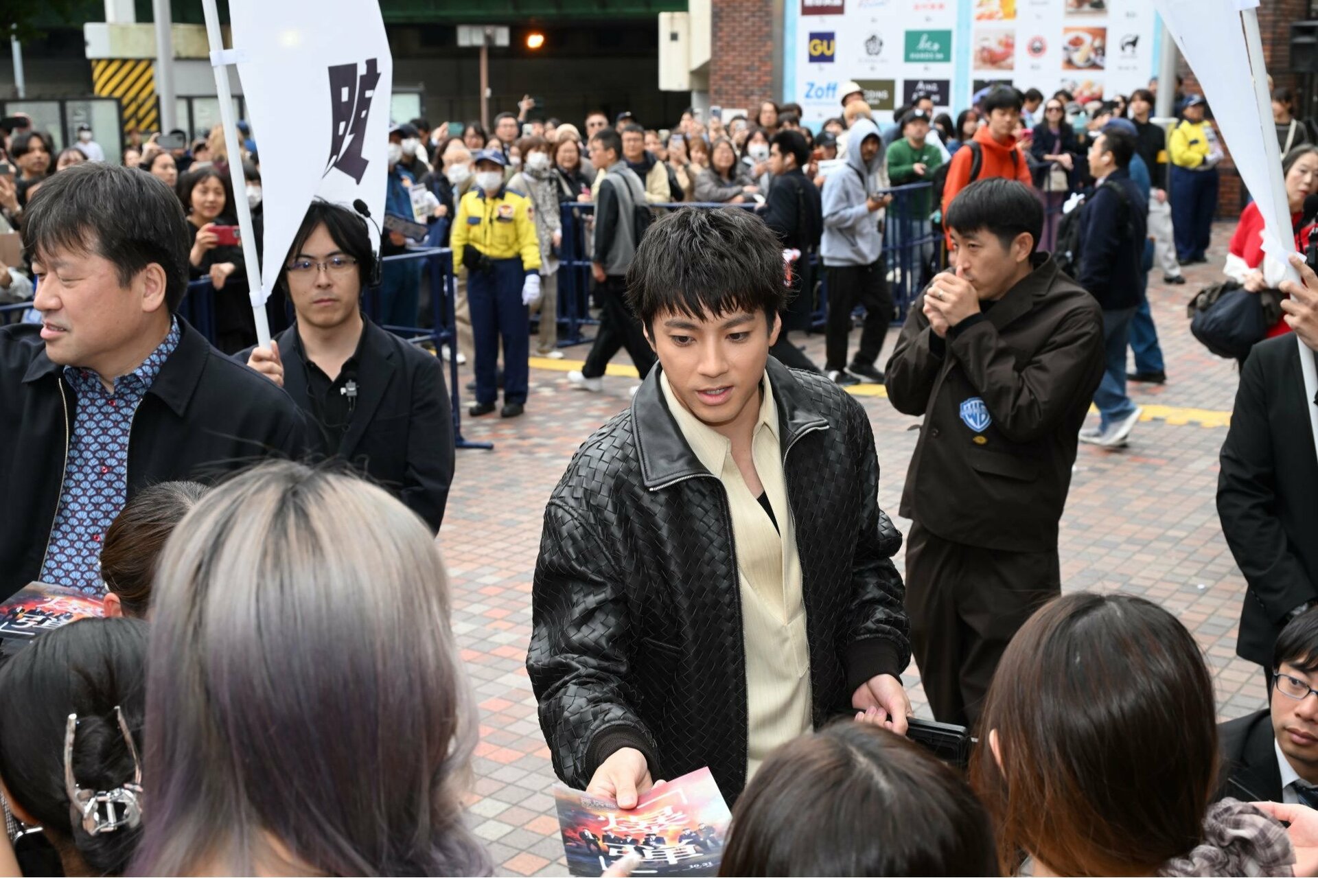 山田裕貴&佐藤二朗が新宿でビラ配り「『爆弾』見てください!」と直接呼びかけ