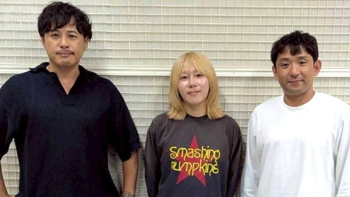 岸谷蘭丸（中央）、アルコ＆ピースの平子祐希（左）と酒井健太（右）