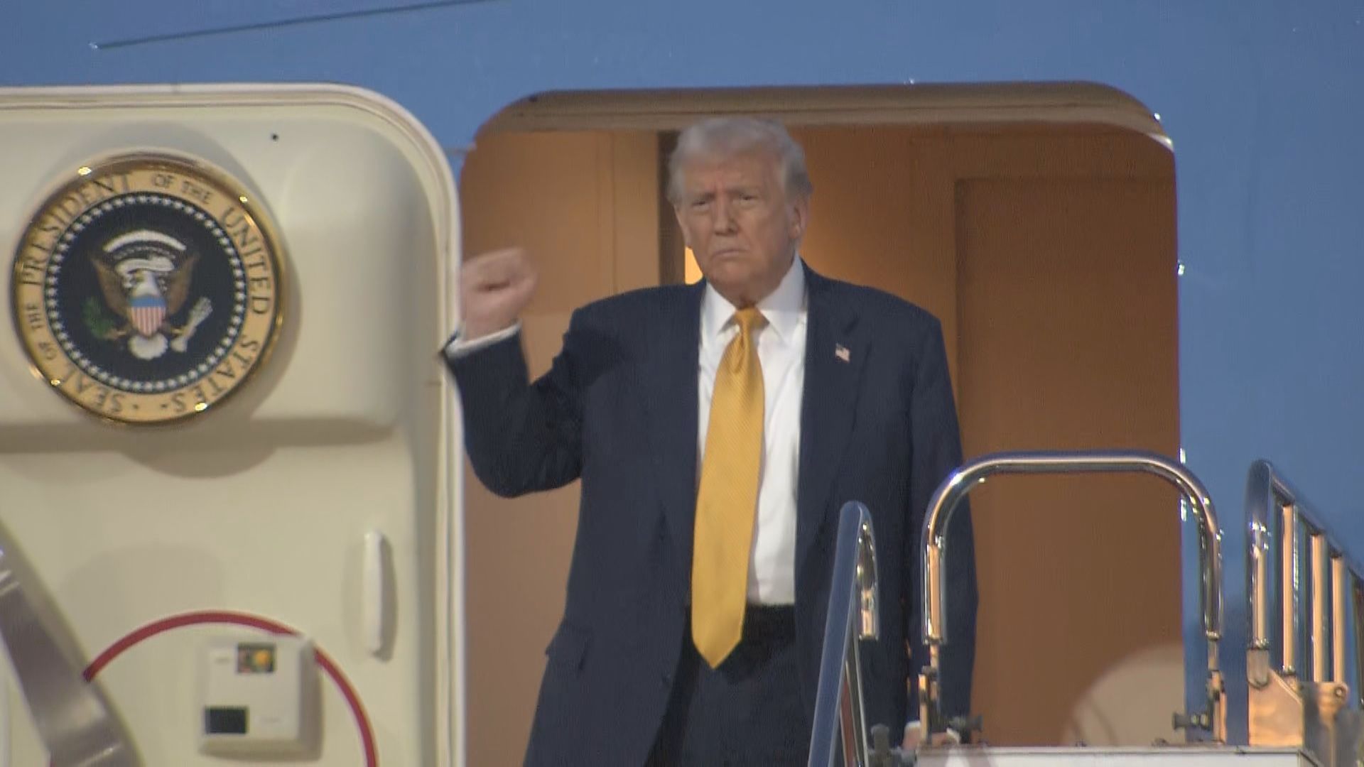 大統領専用機で羽田空港に到着したアメリカのトランプ大統領