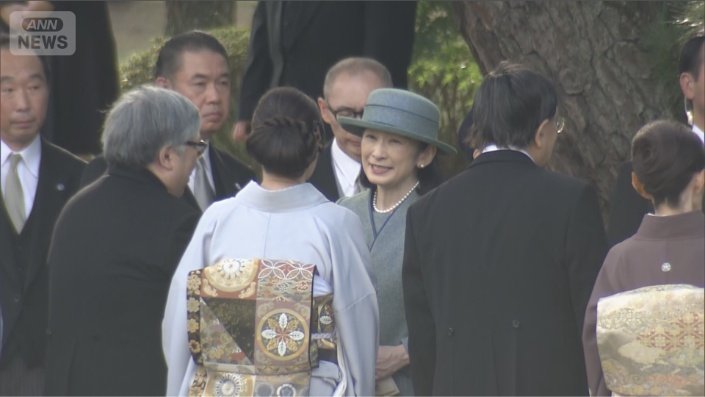 笑顔で懇談される紀子さま