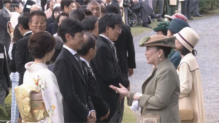 オリーブの洋装の信子さま