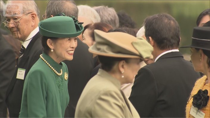 緑の洋装の久子さま