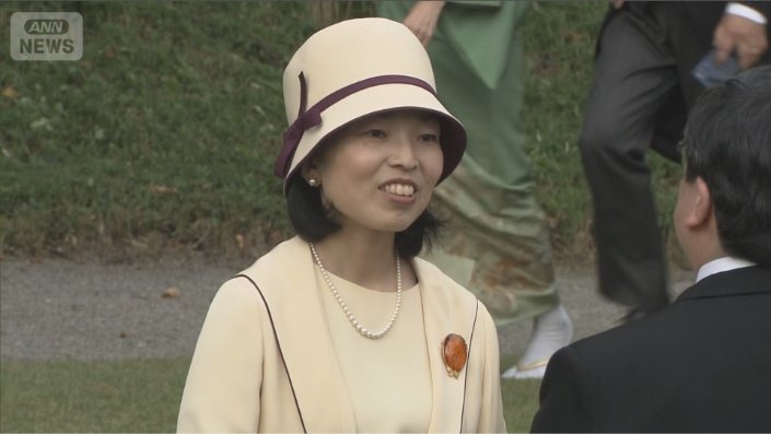 イエローの装いの彬子さま