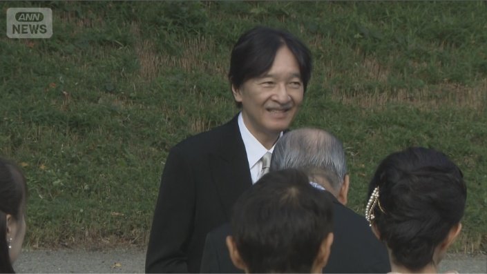 招待客と懇談をする秋篠宮さま