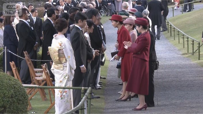 手話で挨拶する愛子さま