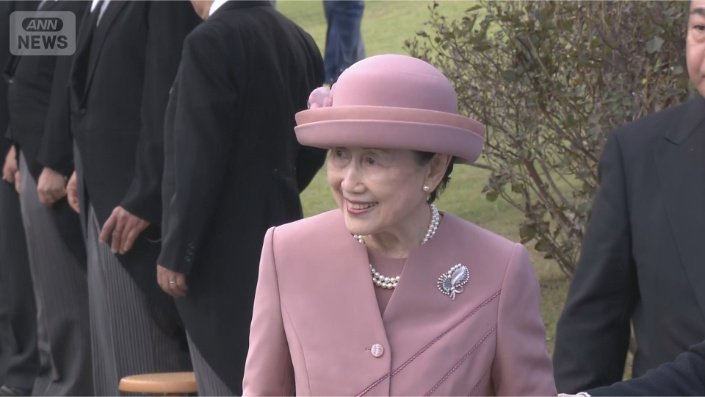 ピンクの洋装の華子さま